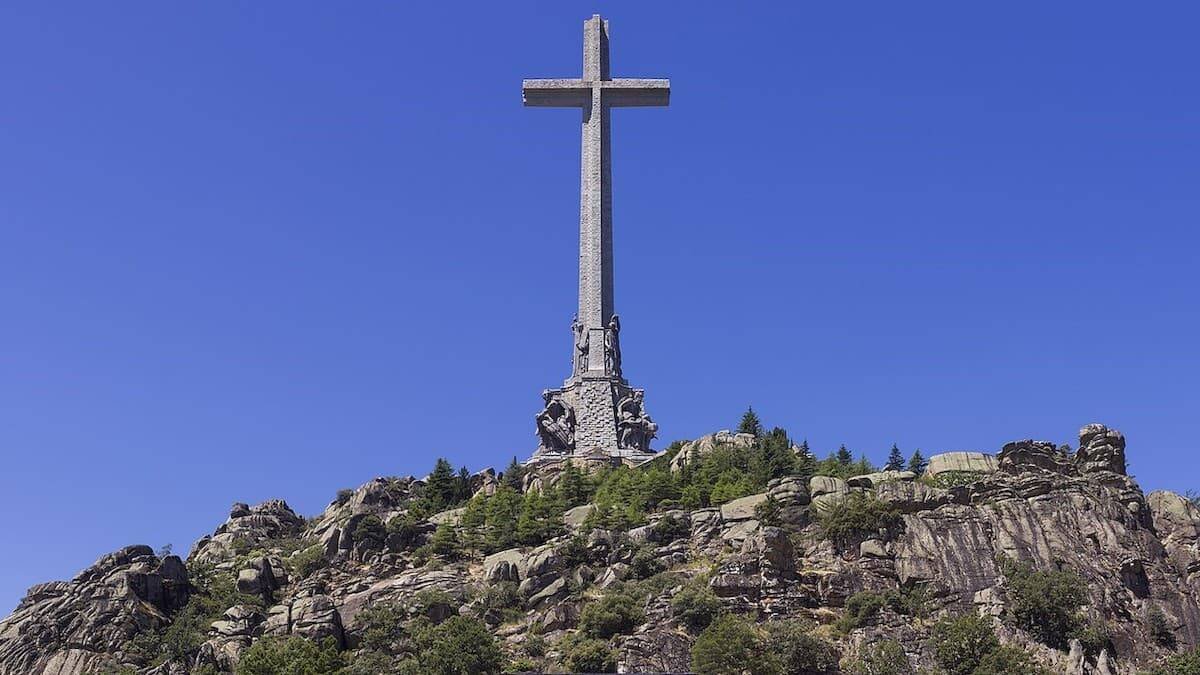 El Valle de los Caídos: la amenaza del Gobierno español de derribar la Cruz destruiría uno de los conjuntos monumentales en la naturaleza más singulares del mundo. Foto: Godot13/Wikipedia.
