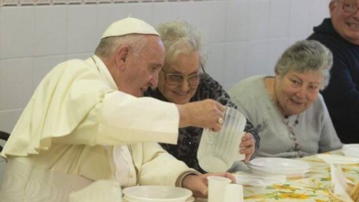 El Papa Francisco en una comida en 2015 con gente pobre que atiende la Penitenciaria vaticana