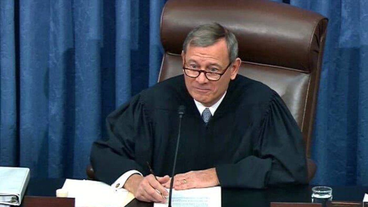 El comportamiento del juez John Roberts debilita la teórica mayoría conservadora en el Tribunal Supremo, que se convierte de nuevo en argumento de batalla ante las elecciones de noviembre a la Casa Blanca.