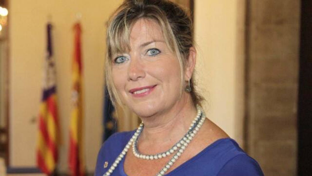 Patricia Gómez, consellera balear de salud y militante socialista... ¿tiene autoridad para suspender toda actividad en lugares de culto en barrios enteros?