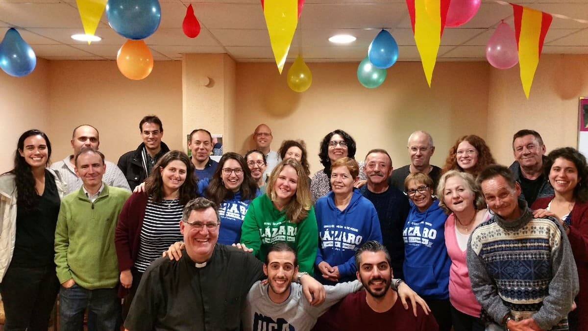 Colaboradores de Lázaro España, en una imagen de noviembre de 2019. En la primera fila, agachado, el padre Álvaro Cárdenas, presidente de Lázaro España.