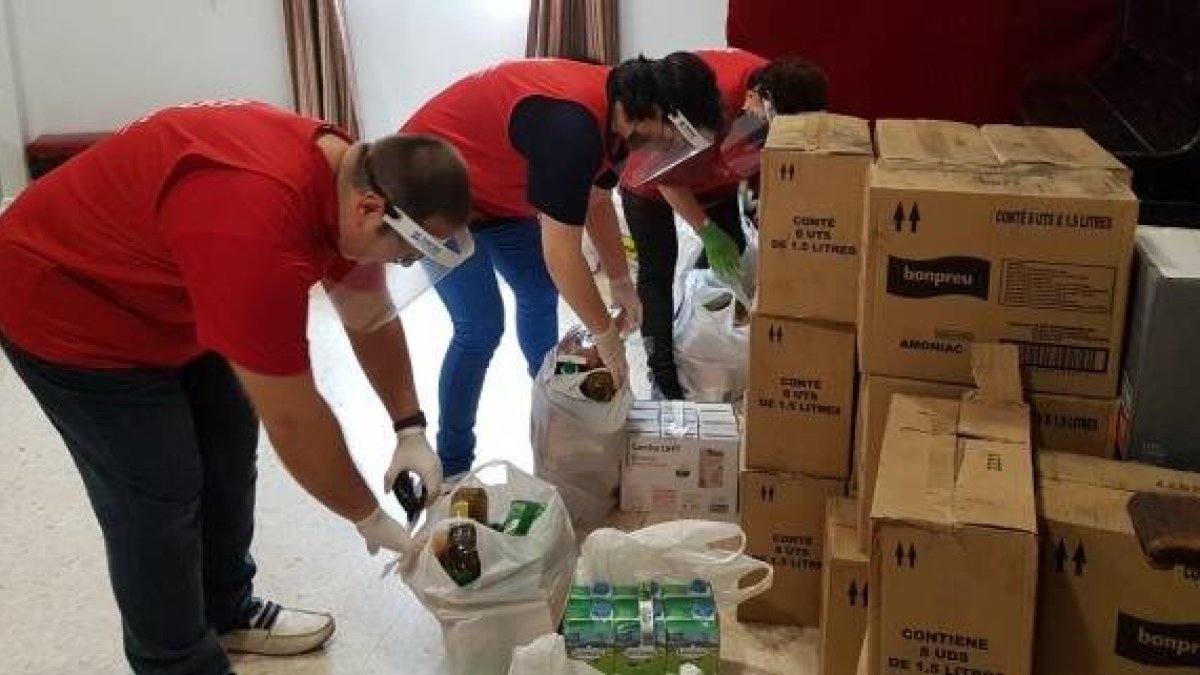 Voluntarios de Cáritas clasifican alimentos en una parroquia española