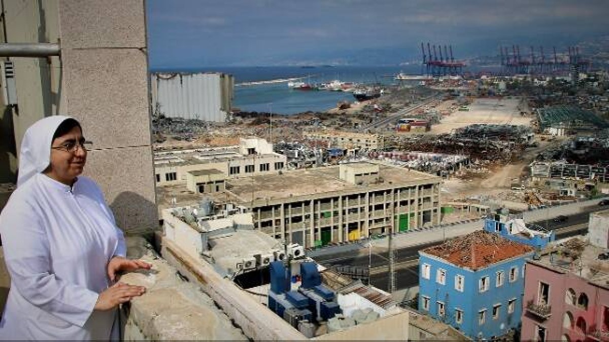 Una religiosa mira desde el hospital toda la zona devastada tras la explosión en Beirut / Foto- ACN