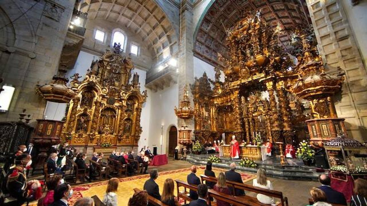 La ofrenda se realizó en la iglesia de San Martín Pinario, al estar en obras la catedral.