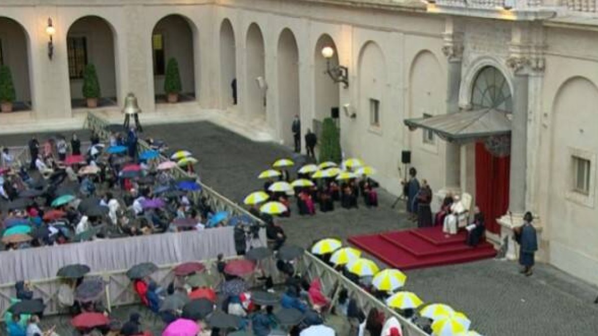 En la Audiencia de este miércoles el Papa ha animado a escuchar también a los pobres y pequeños en la lucha contra la crisis