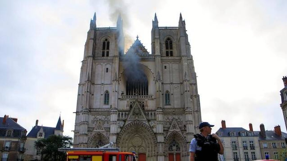 El autor confeso del incendio en la catedral de Nantes se expone a una pena de hasta diez años de cárcel. Foto: AP.