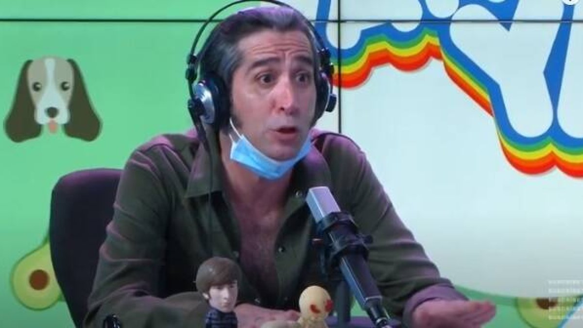 Mario Vaquerizo, sin su característica melena, en un programa de radio en verano de 2020... se considera un payaso de profesión que puede ser serio...