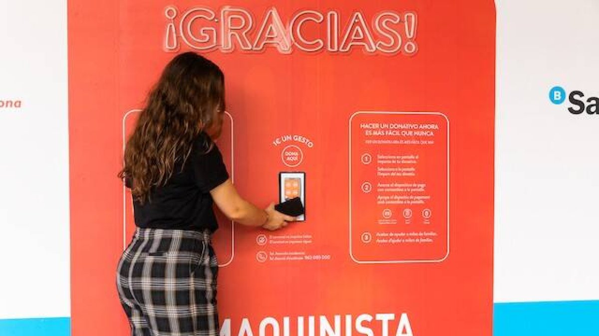 Tan sencillo como acercar el móvil, y la campaña «Cada gesto cuenta» destinará entre 5 y 45 euros a los más afectados por la crisis económica causada por la pandemia.