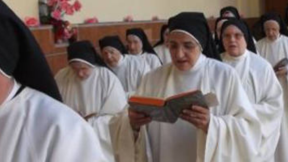 Monjas cistercienses del monasterio de San Benito, en Talavera de la Reina, orando en el claustro