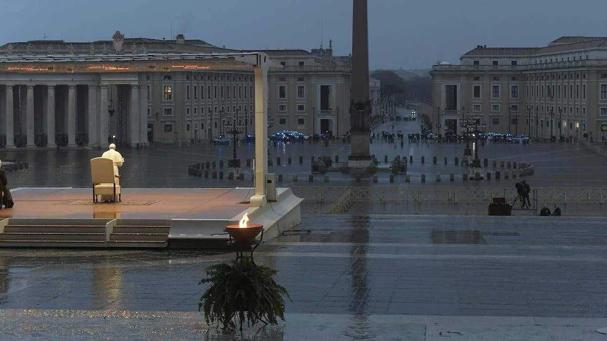 La bendición especial Urbi et Orbi por la pandemia que impartió el Papa el 27 de marzo, en una Plaza de San Pedro vacía, tuvo un aire simbólico de fin de época con la reducción a la nada de la presencia de Dios en el mundo. Foto: Vatican Media.