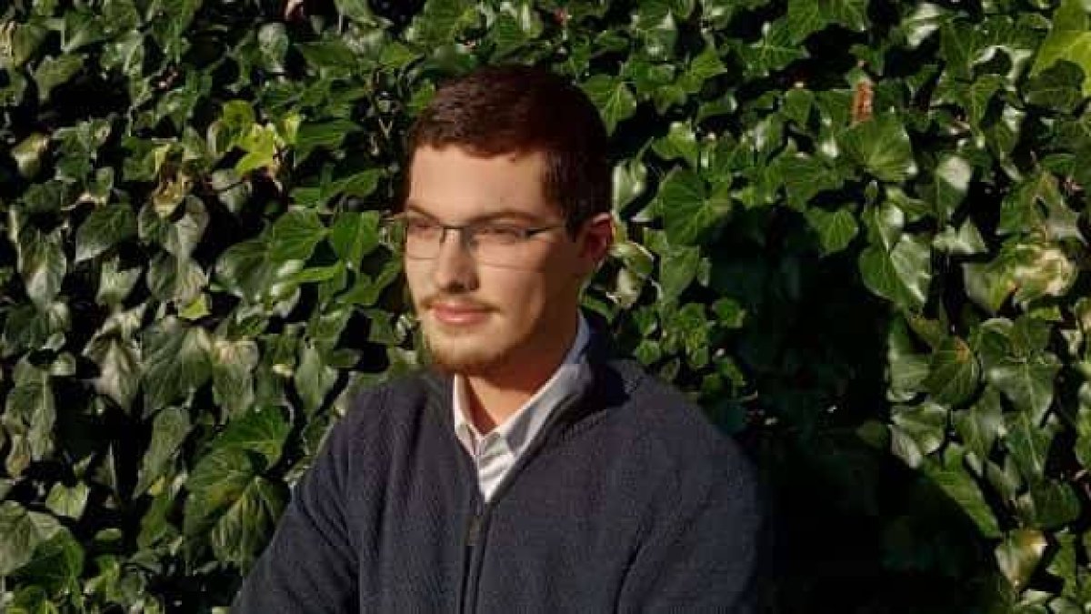 Santiago Lillo es un seminarista de 22 años de Lugo, ganador del Premio de Ensayo Aelfwine de 2020 de la Sociedad Tolkien Española