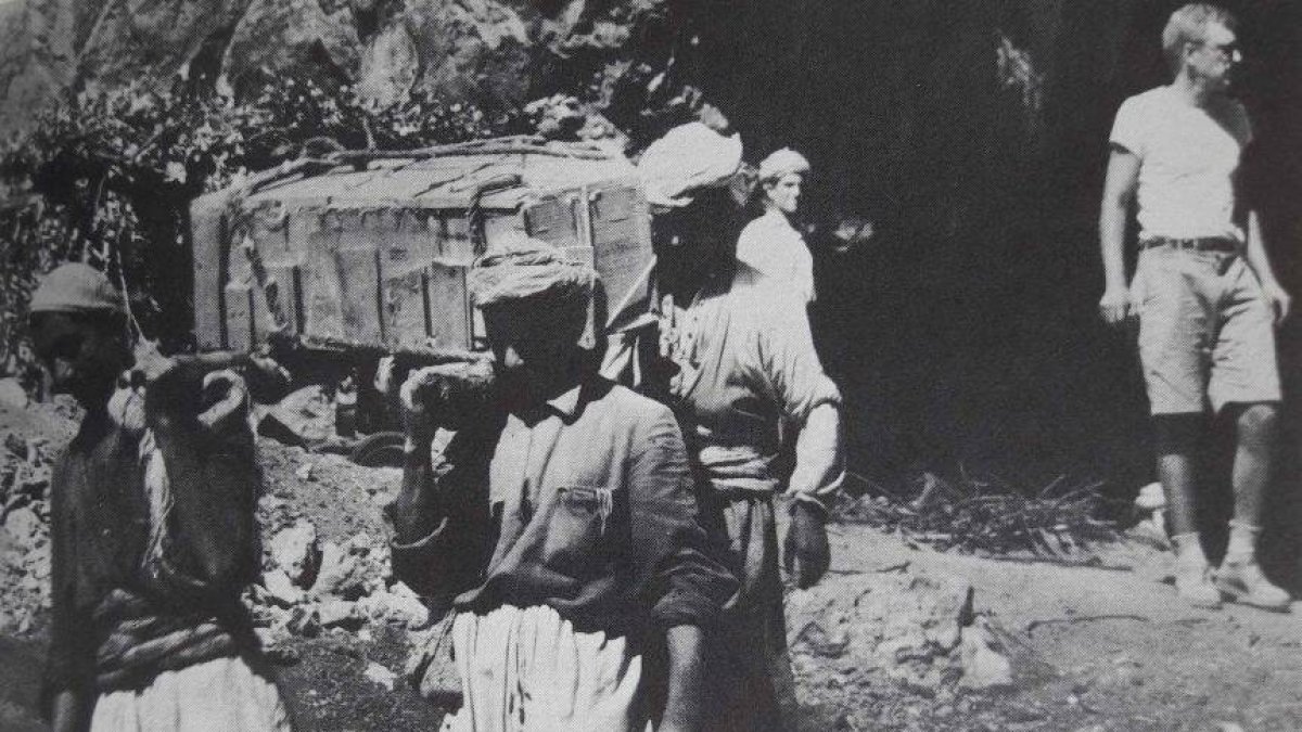Miembros de la excavación en la cueva de Shanidar trasladan los restos de un neanderthal hallado allí. Foto: Ralph Solecki.