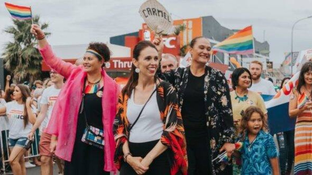Jacinda Ardern, Primera Ministra de Nueva Zelanda, y la primera en desfilar en el Orgullo Gay, en 2018... un 3 por ciento de población con un 10 por ciento de escaños