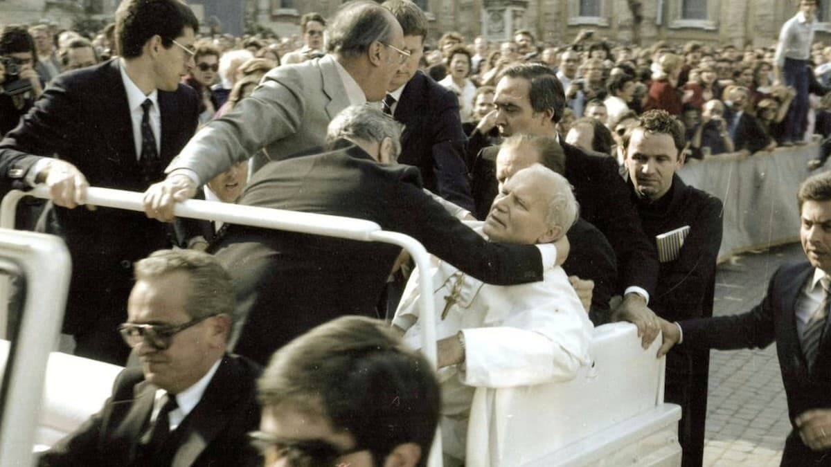 El 13 de mayo de 1981, Juan Pablo II fue víctima de un atentado por los disparos de Ali Agca.