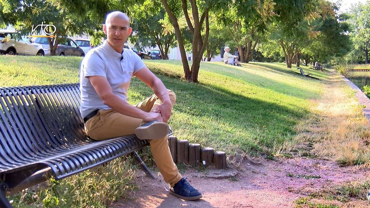 Antoine sentía necesidad de acudir a la iglesia para resolver sus dudas sobre Dios, pero su esposa se resistía.