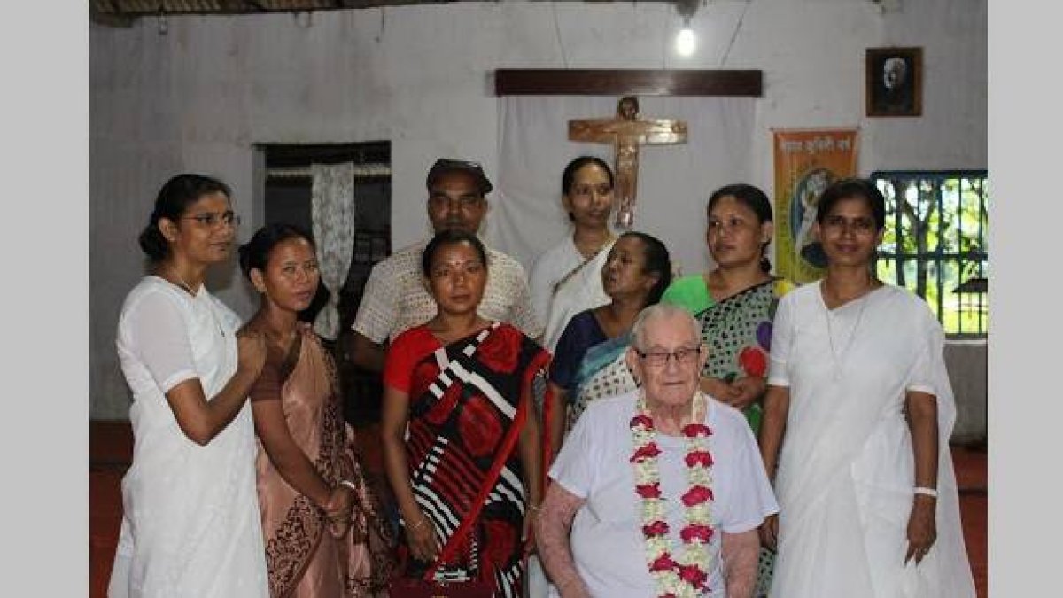 El padre Homrich al despedirse de sus parroquianos garo en Bangla Desh hace pocos años
