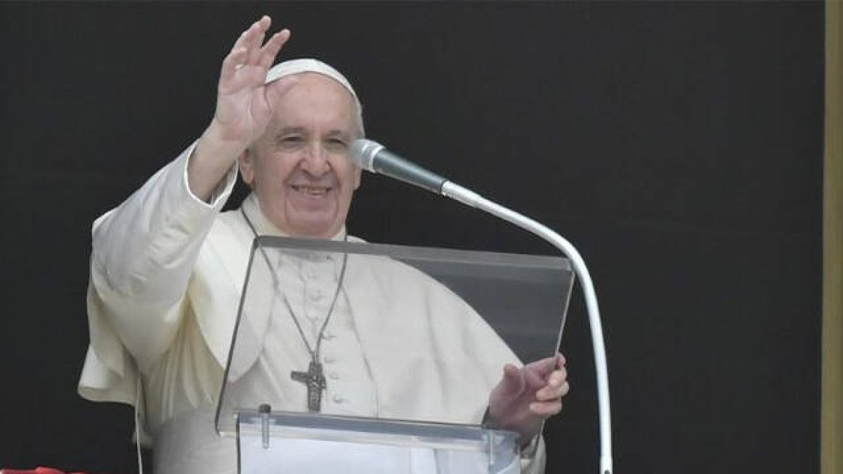 El Papa Francisco saluda a los fieles al finalizar el Angelus de hoy