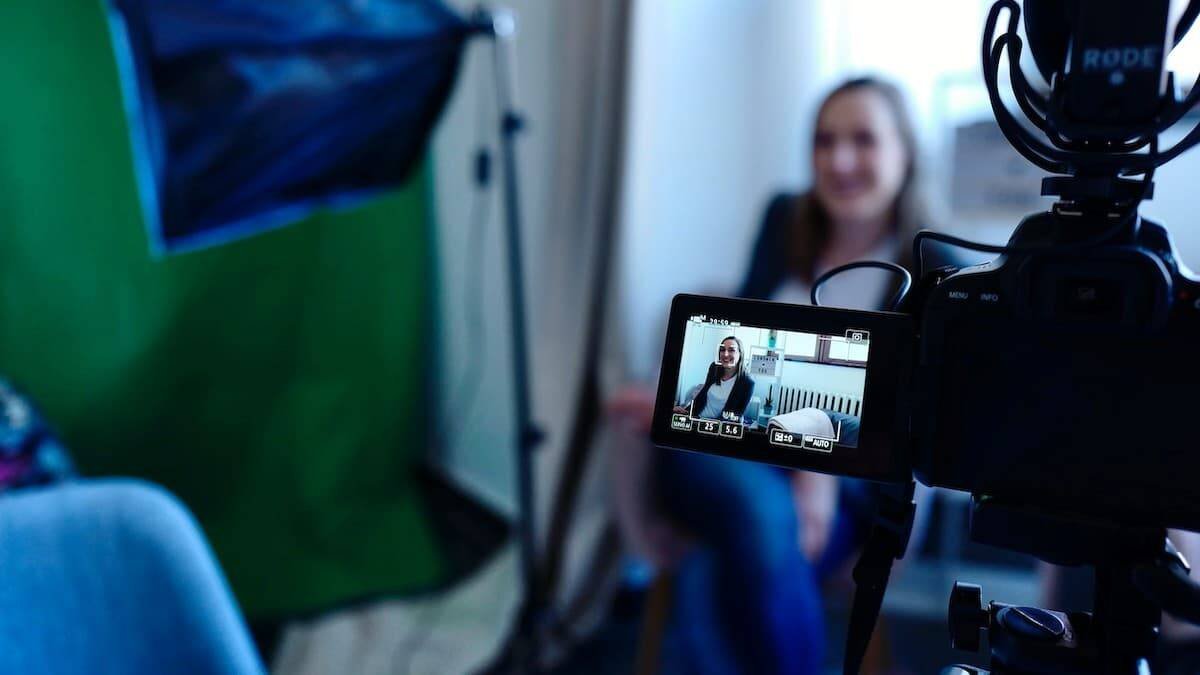 La Iglesia tiene abundantes medios de comunicación, colegios y universidades. ¿Por qué no son suficientes para garantizar su presencia en el debate cultural y transmitir el mensaje cristiano? Foto: CoWomen / Unsplash.