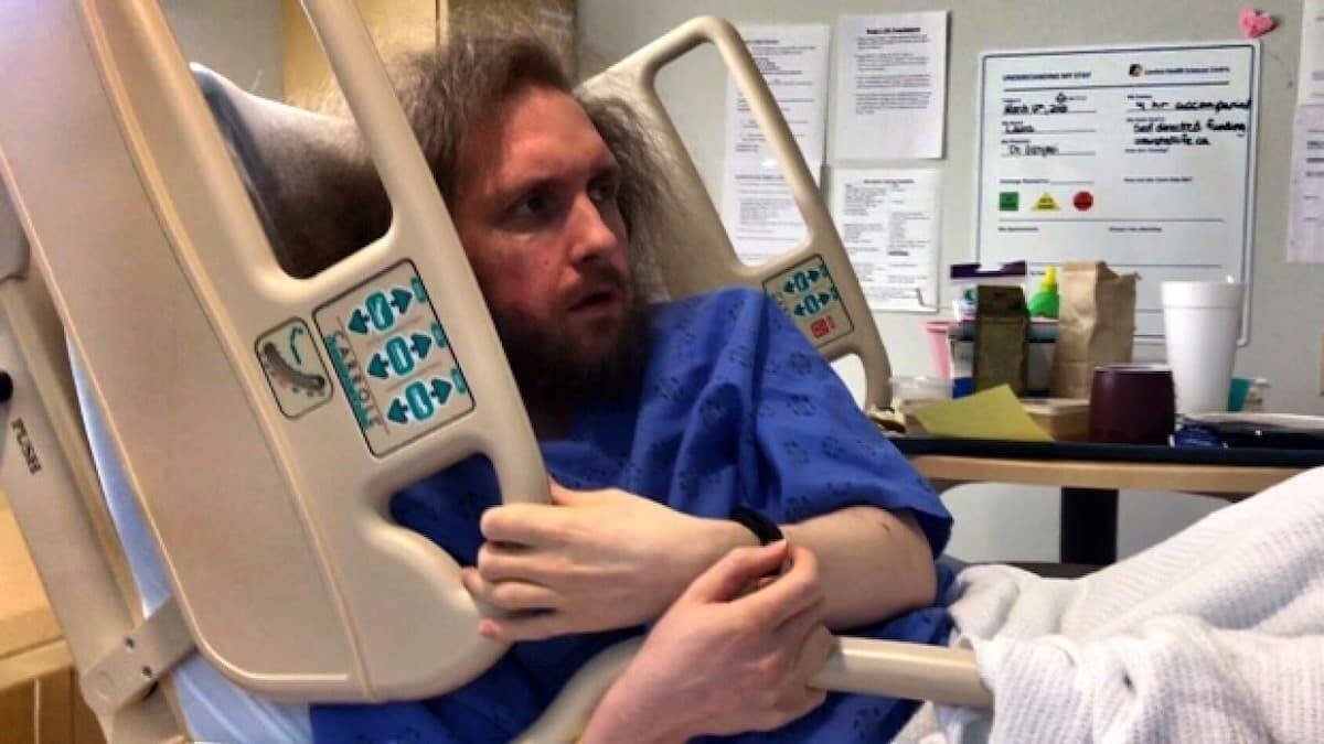 Roger Foley, aquejado de ataxia cerebelosa, lleva años denunciando su situación y pidiendo ayuda para una