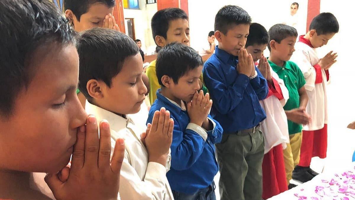 El padre Doñoro tiene en sus Hogares Nazaret a más de 300 niños rescatados de la calle. Les educa y les transmite la fe.