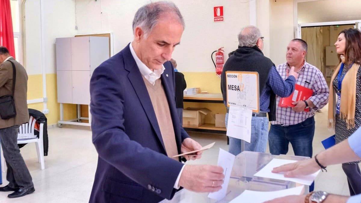 Macario Valpuesta, autor de «La herejía como dogma», votando en unas elecciones.