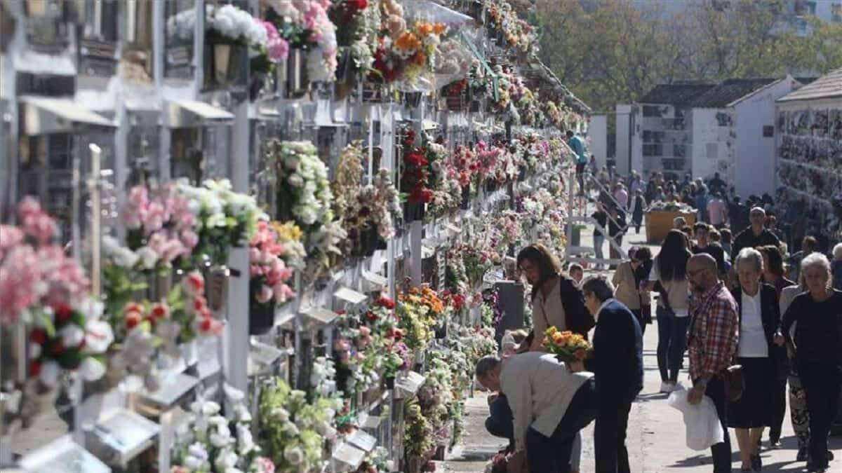 Cada año, millones de personas acuden los días 1 y 2 de noviembre los cementerios para visitar a sus seres queridos fallecidos.