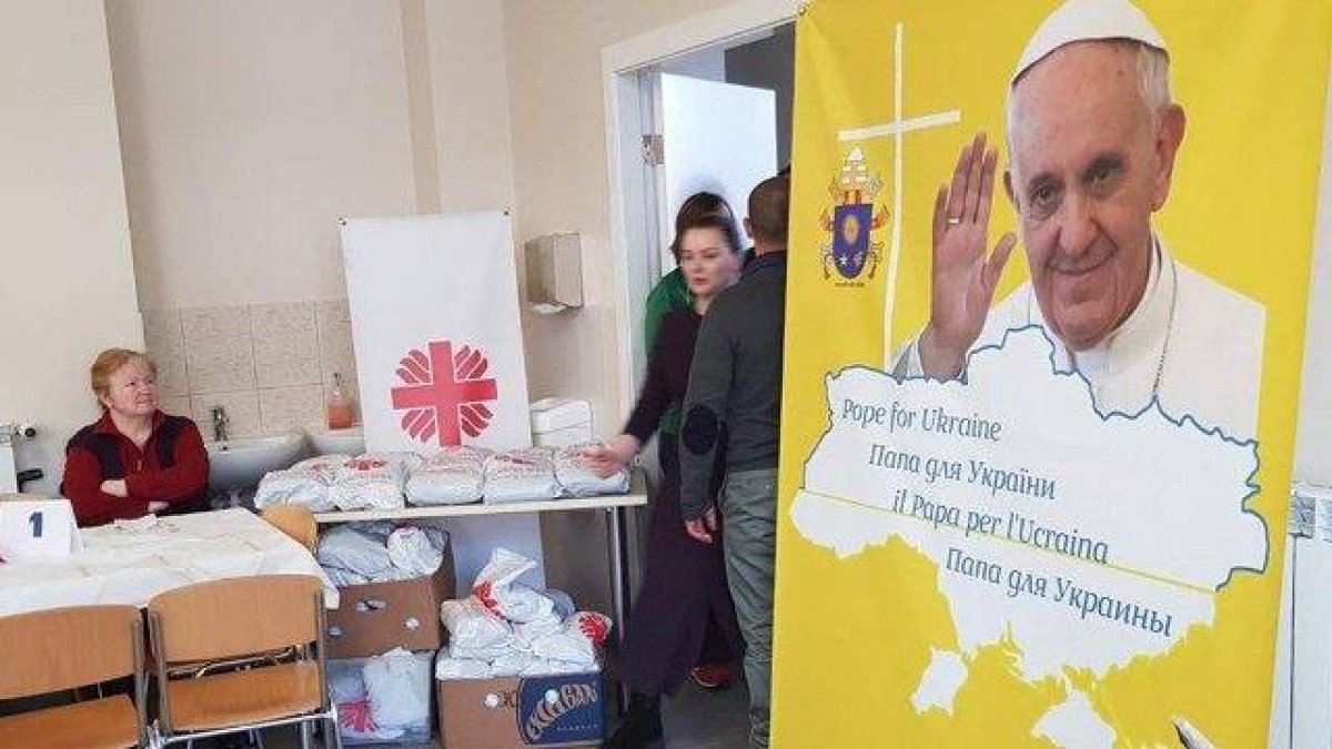 Logo de la campaña del Papa por Ucrania en las oficinas de Cáritas en Kiev... el mapa de Ucrania incluye las zonas independentistas y Crimea, anexionada por Rusia