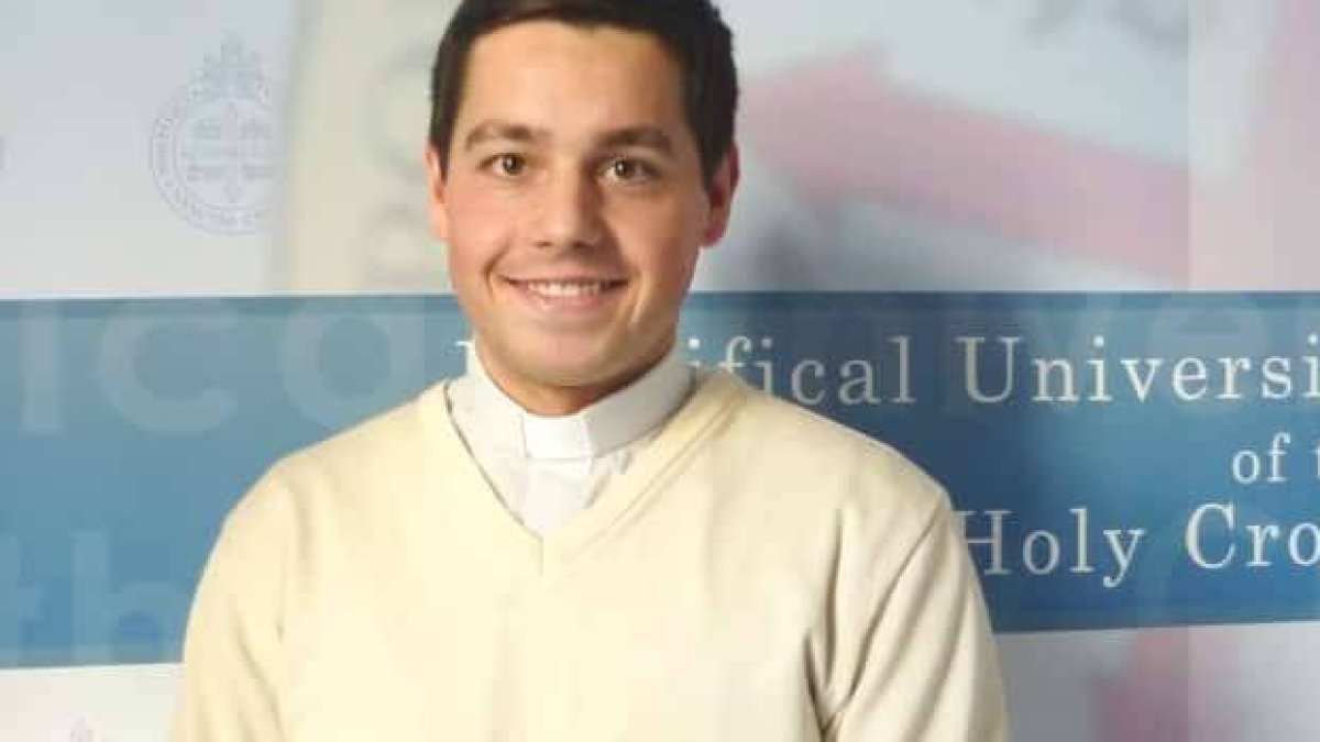 Simon es un seminarista de Austria que estudia en Roma... pero de niño casi nunca iba a misa