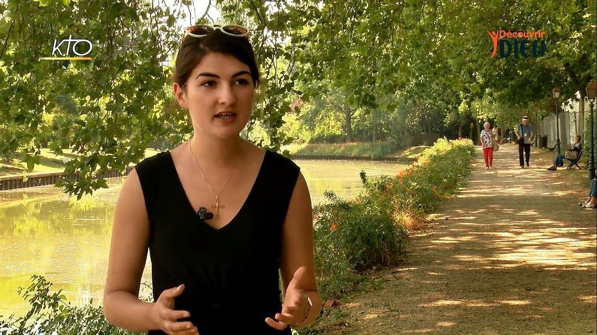 Jeanne comprendió que a los pies de la Cruz todos los sufrimientos de su joven vida tenían sentido.