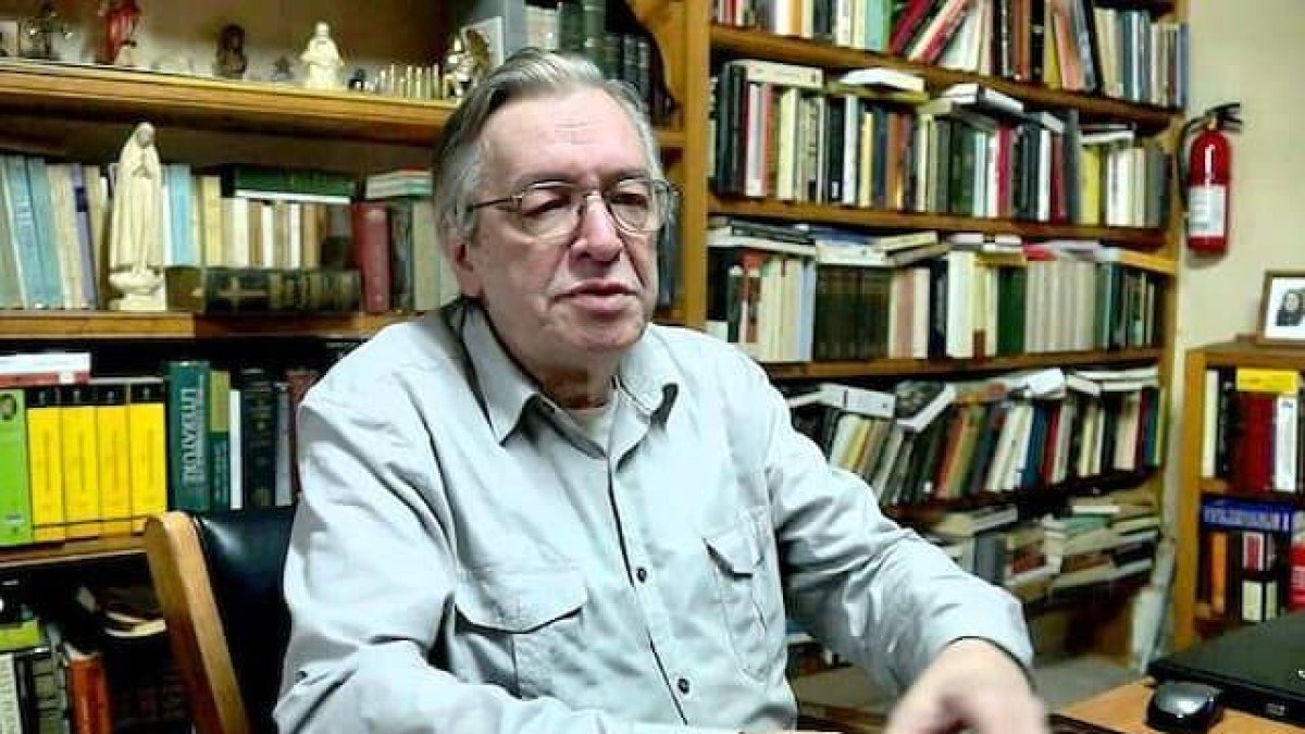 Olavo de Carvalho es un filósofo brasileño de 73 años, residente en Estados Unidos tras abandonar su país en 2005 al ser amenazado por la extrema izquiera, y cuya obra ha influido sobre el presidente Jair Bolsonaro.