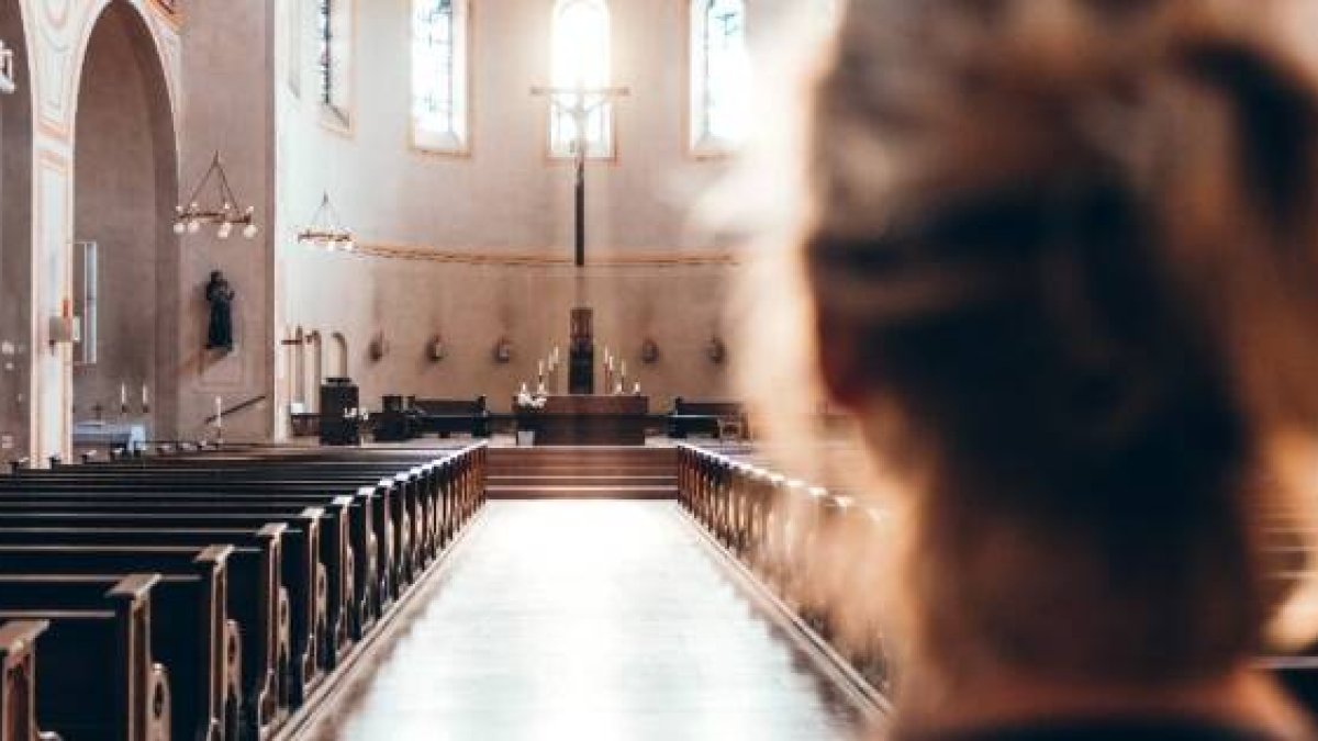 Las personas en busca espiritual pueden llegar a una parroquia... y que, lamentablemente, nadie les acoja ni responda sus preguntas - foto Thomas Vitali, Unsplash