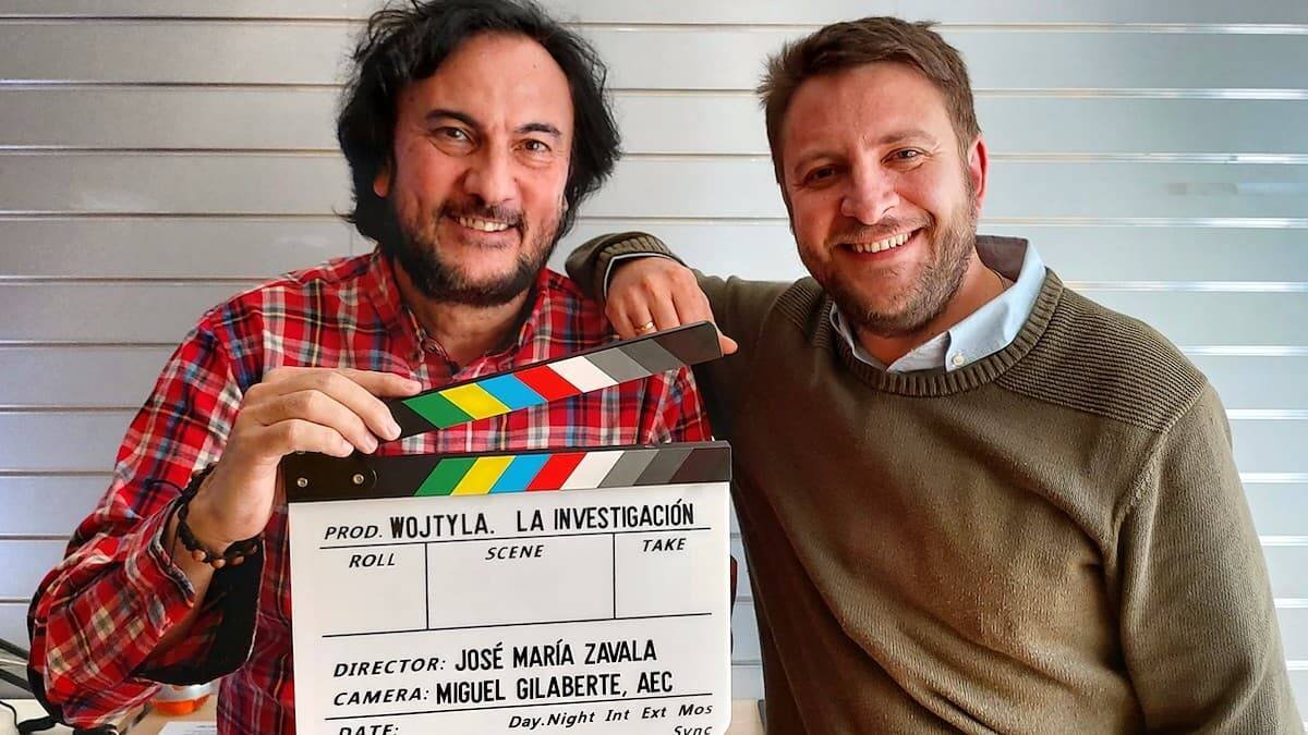 José María Zavala (izquierda de la foto) con el director de Fotografía de «Wojtyla: la investigación», Miguel Gilaberte.