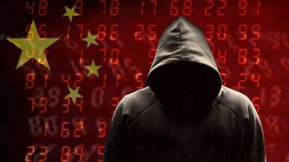 Aunque en la imagen el hacker va encapuchado, es probable que en la vida real lleve un uniforme de algún organismo oficial chino, o corbata de oficina