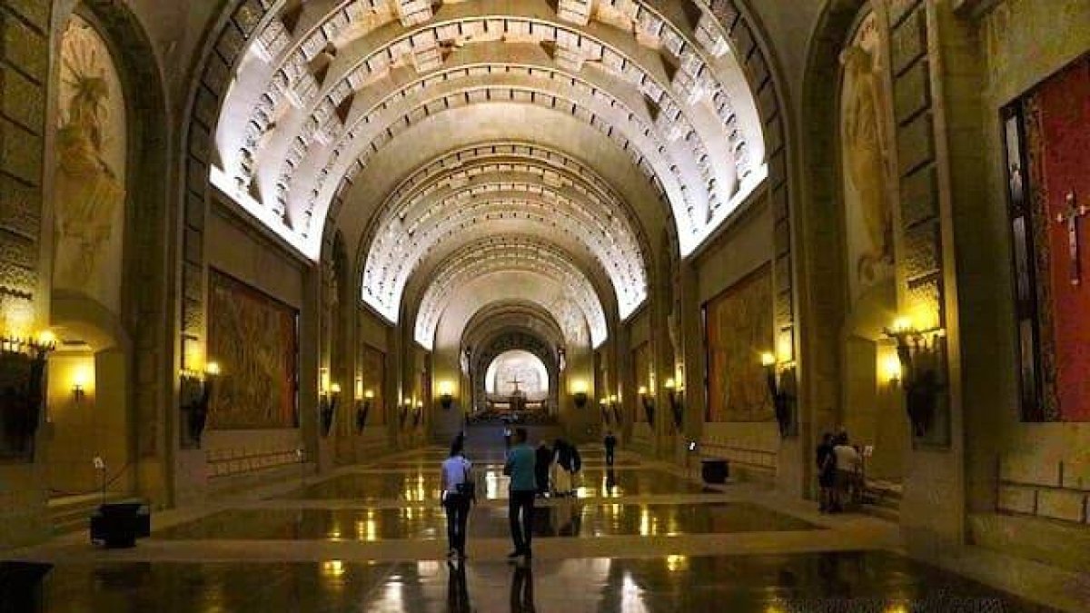 Nave de la basílica del Valle de los Caídos, excavada en la roca bajo la monumental Cruz, la mayor del mundo.