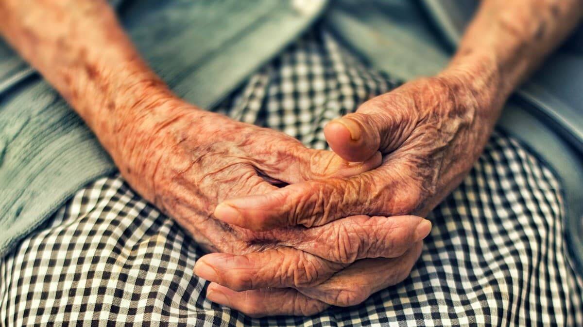 Monseñor Munilla señala la gran contradicción que implica aprobar la eutanasia en medio de una pandemia en la que se le ha fallado clamorosamente a los ancianos. Foto: Cristian Newman / Unsplash.
