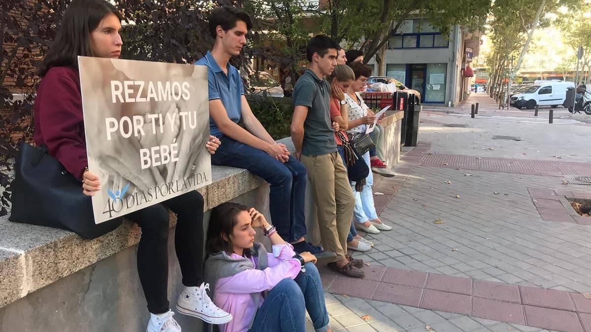 Los jóvenes rezan frente a los abortorios y los frutos son ya visibles.