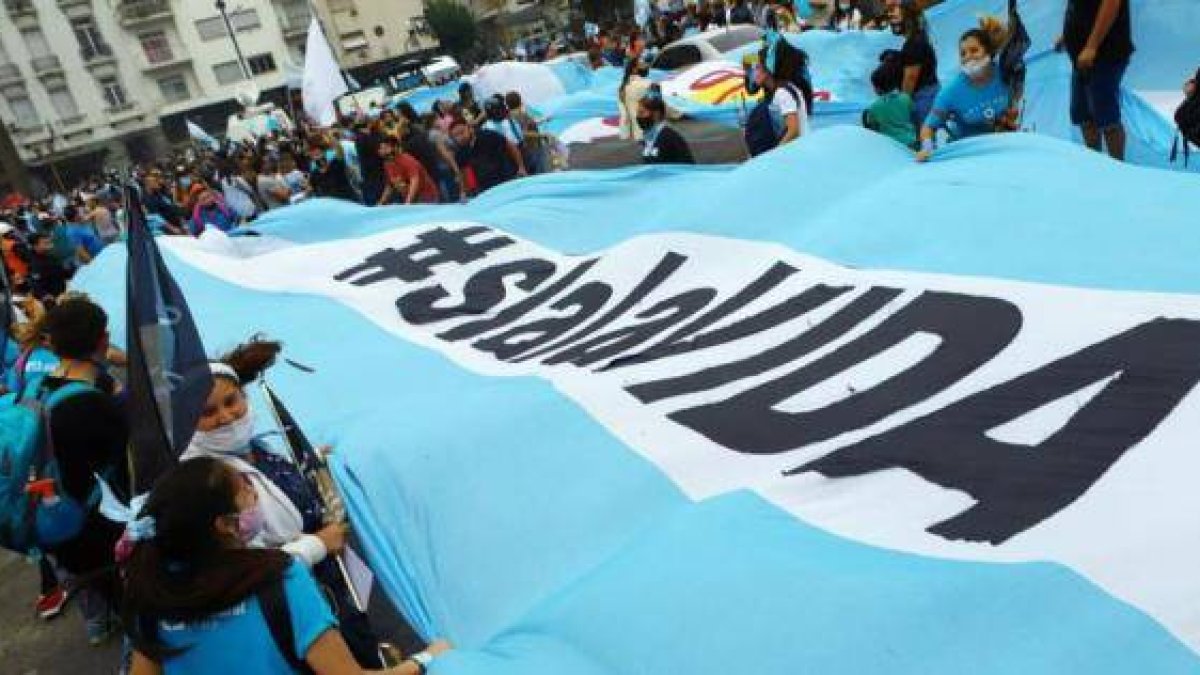 Muchos ciudadanos argentinos defensores de la vida se sienten traicionados por algunos de sus políticos