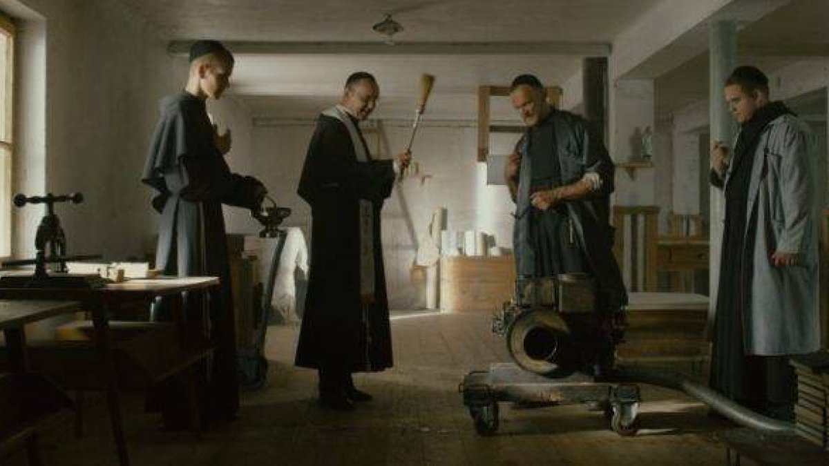 San Maximiliano Kolbe bendice equipos de impresión de revistas en la película Dos Coronas