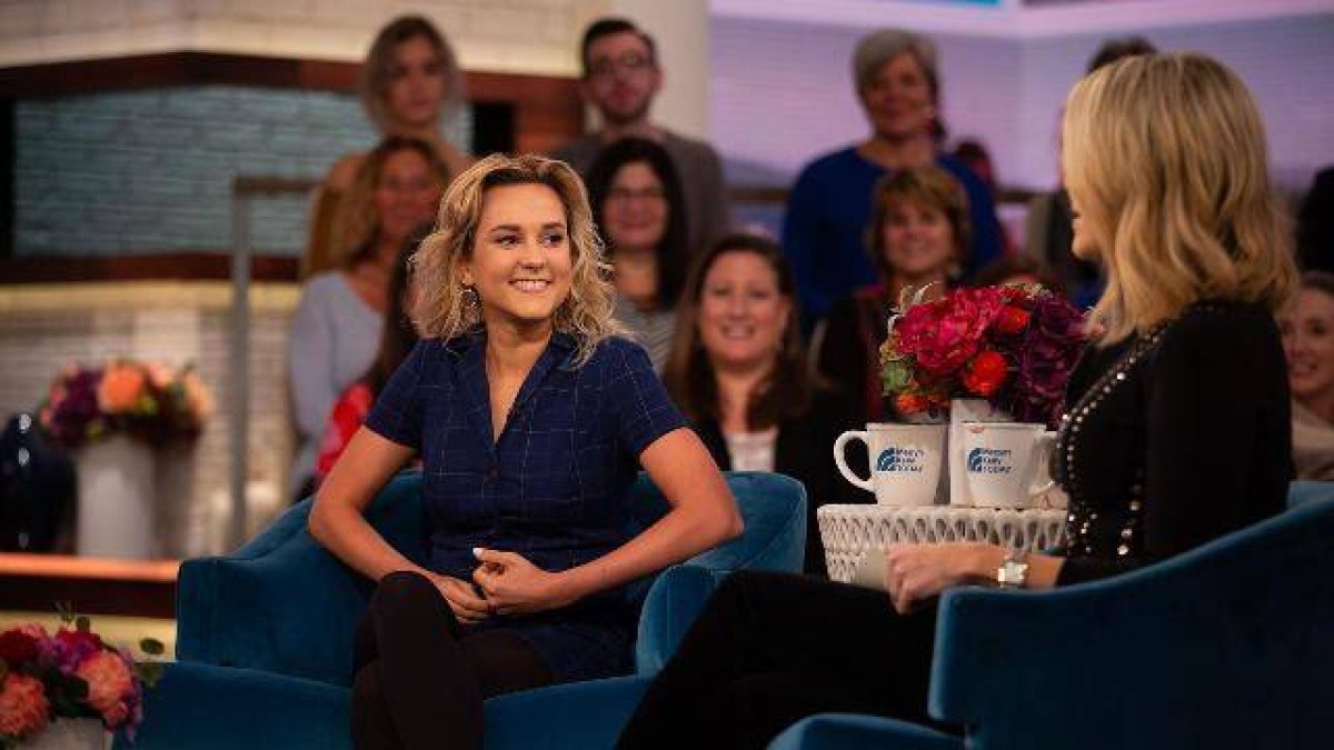 Charlotte Pence en un programa de televisión... es extrovertida, le gusta comunicar y hablar también de su fe y sus valores provida