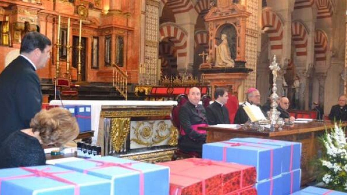Ceremonia en Córdoba en 2012 del envío a Roma de los informes sobre los mártires cordobeses de 1936, con el obispo Demetrio