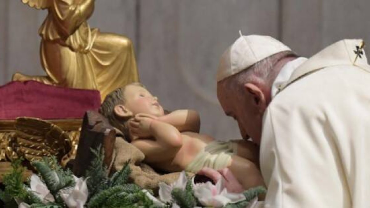 El Papa fue el único que besó la imagen del Niño Dios en esta misa de Navidad marcada por las restricciones del coronavirus