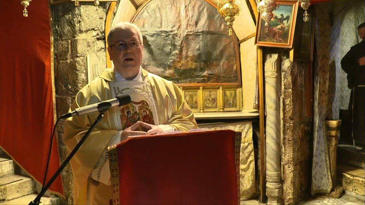 El padre Patton predica a principios de diciembre en la gruta de la Natividad de Belén.