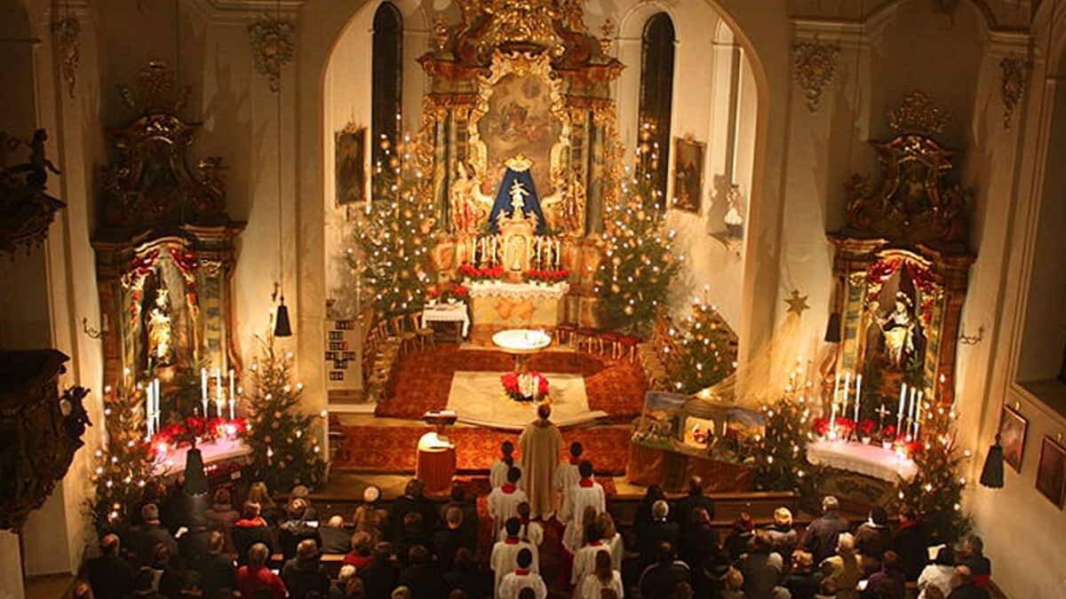 En la misa del gallo muchas familias van juntas tras la cena de Nochebuena