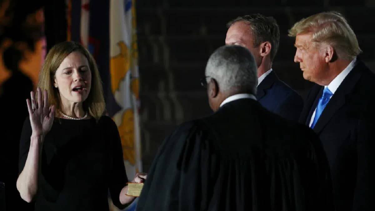 Tras la votación en el Senado la juez Barrett juró el cargo en la Casa Blanca en presencia de Donald Trump