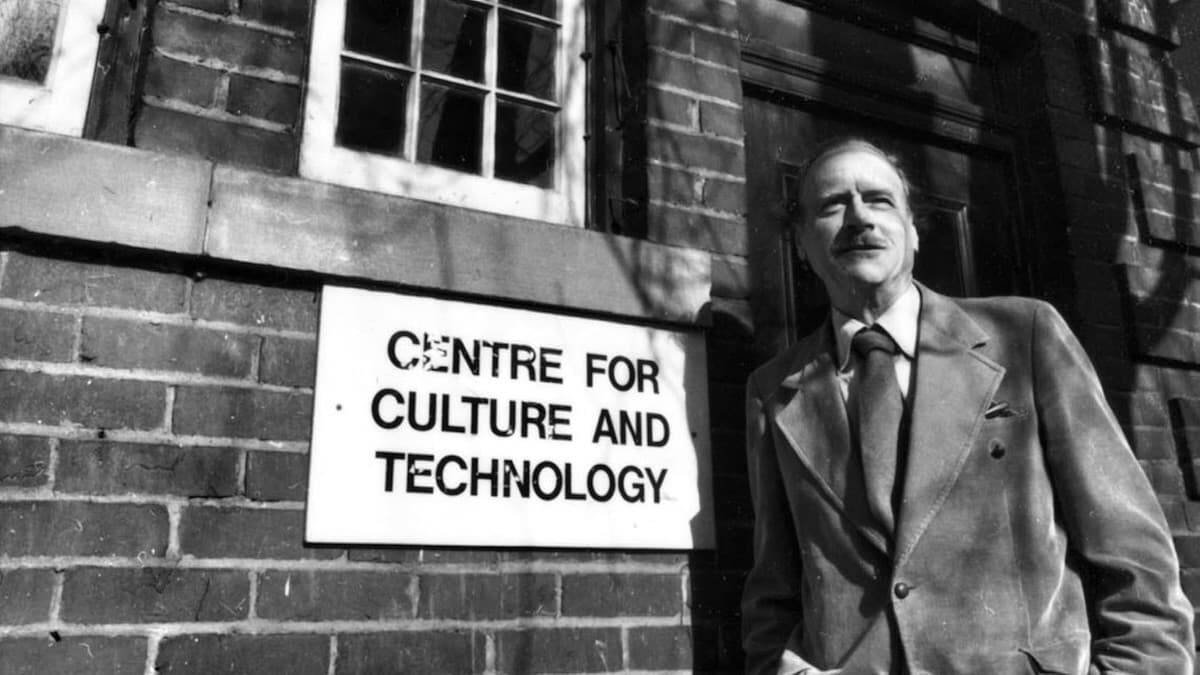 Marshall McLuhan, católico converso, hizo aportaciones decisivas a la teoría de la comunicación.