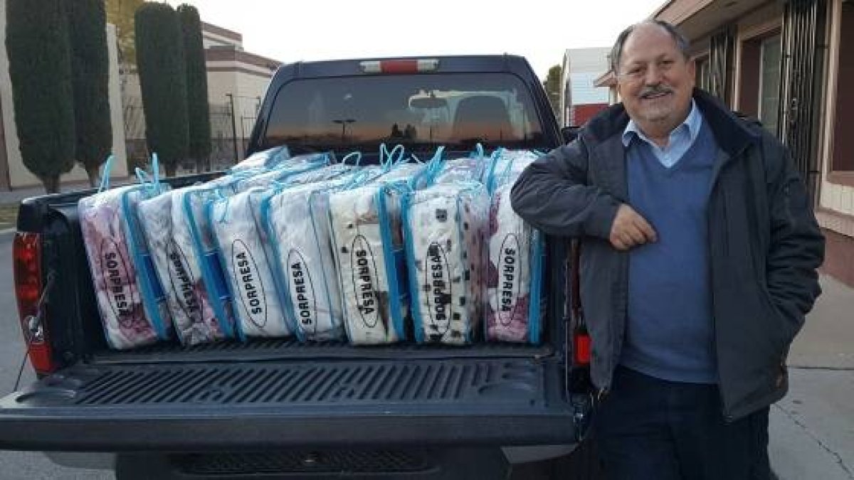 El misionero agustino recoleto José Luis Garayoa, con mantas y otras ayudas para migrantes hispanos pobres en Texas y Nuevo México