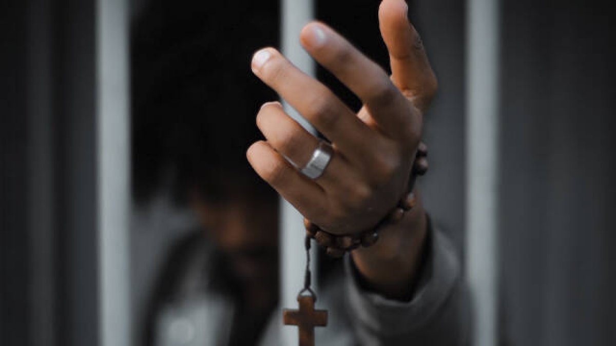 Mató a los asesinos de su hija e intentó suicidarse, pero le salió mal: Dios le esperaba en prisión