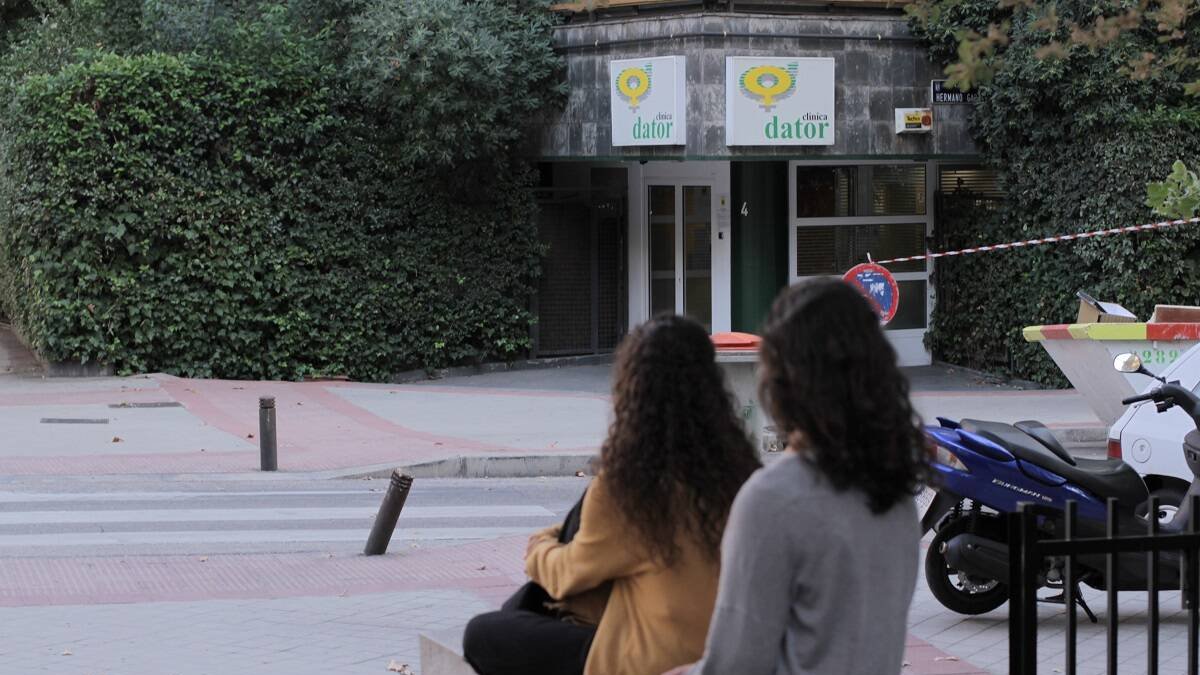 Los jóvenes rezan frente al abortorio Dator durante los 40 días que dura la campaña