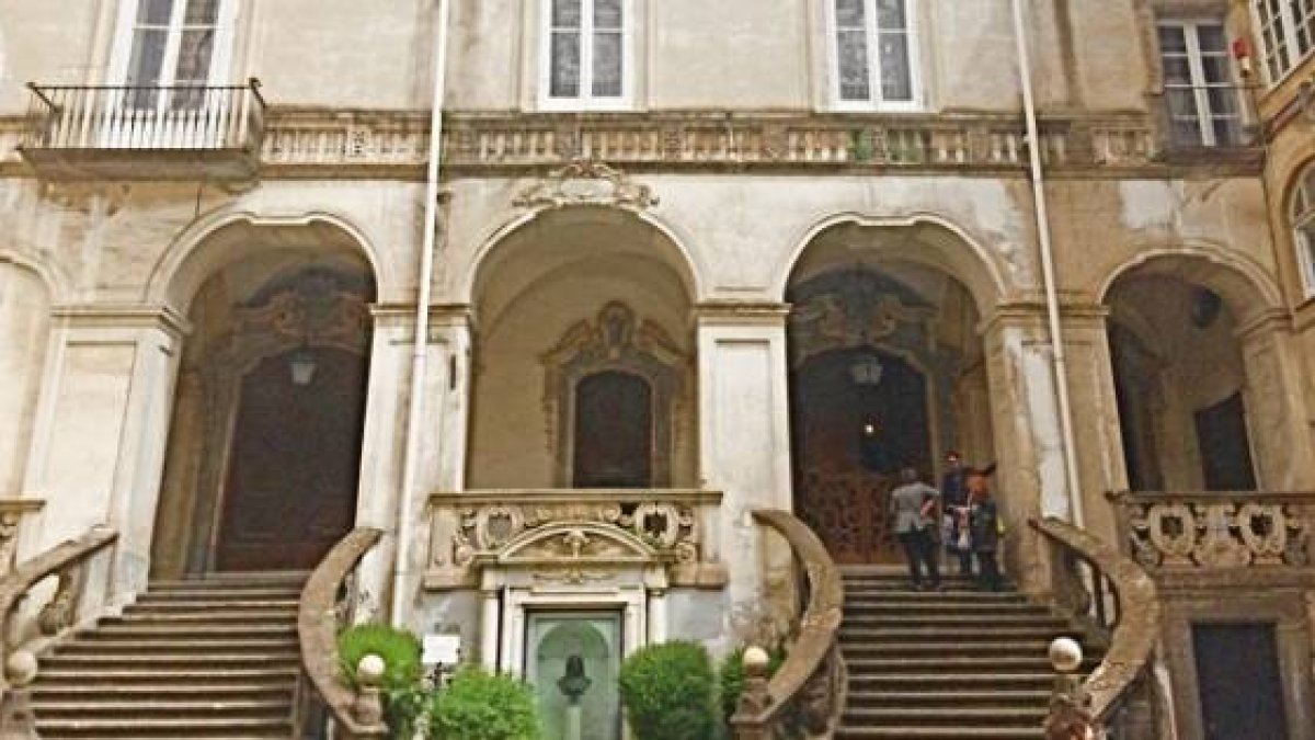 El Hospital de los Incurables de Nápoles ha sido importante en la historia de la medicina... en su origen está una viuda catalana agradecida tras un milagro