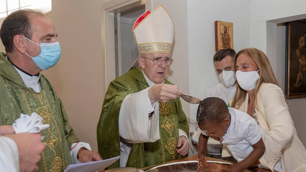 Osoro bautizó a los 14 niños rescatados de los abortorios / Fotos: Enrique Gez. Simancas